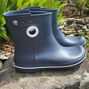 Crocs Women's Navy Jaunt Shorty Boot Rain Boots, 7